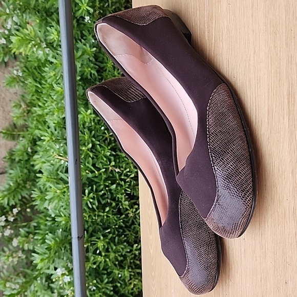 Taryn Rose 8M Flat Brown croc suede toe and heal and leather sole - Picture 1 of 9